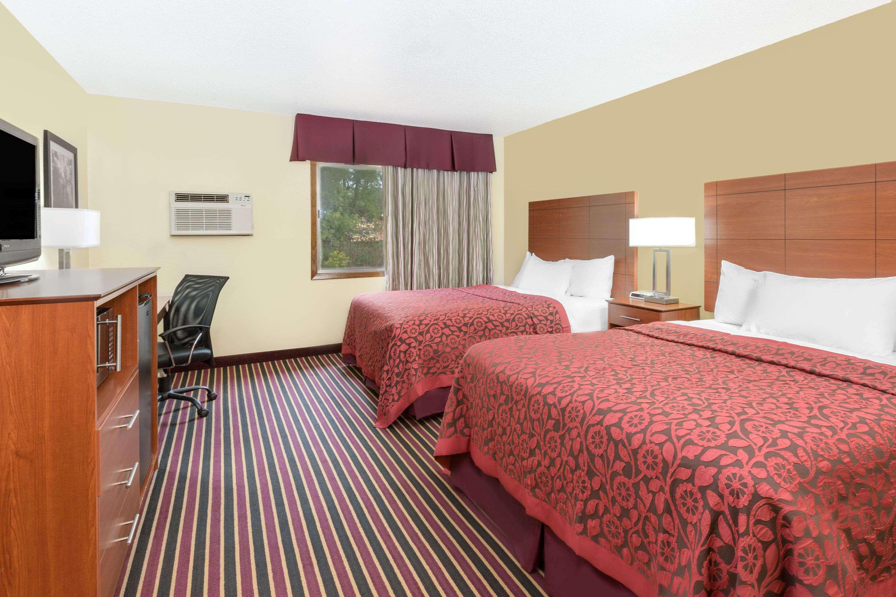 Days Inn By Wyndham Ньютон Экстерьер фото