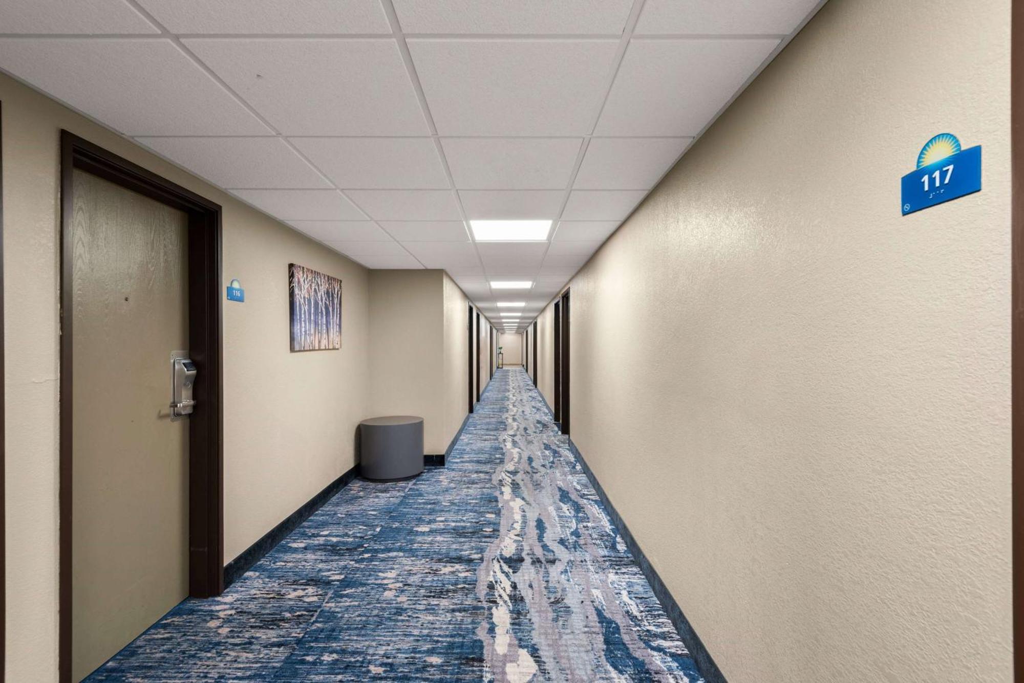 Days Inn By Wyndham Ньютон Экстерьер фото