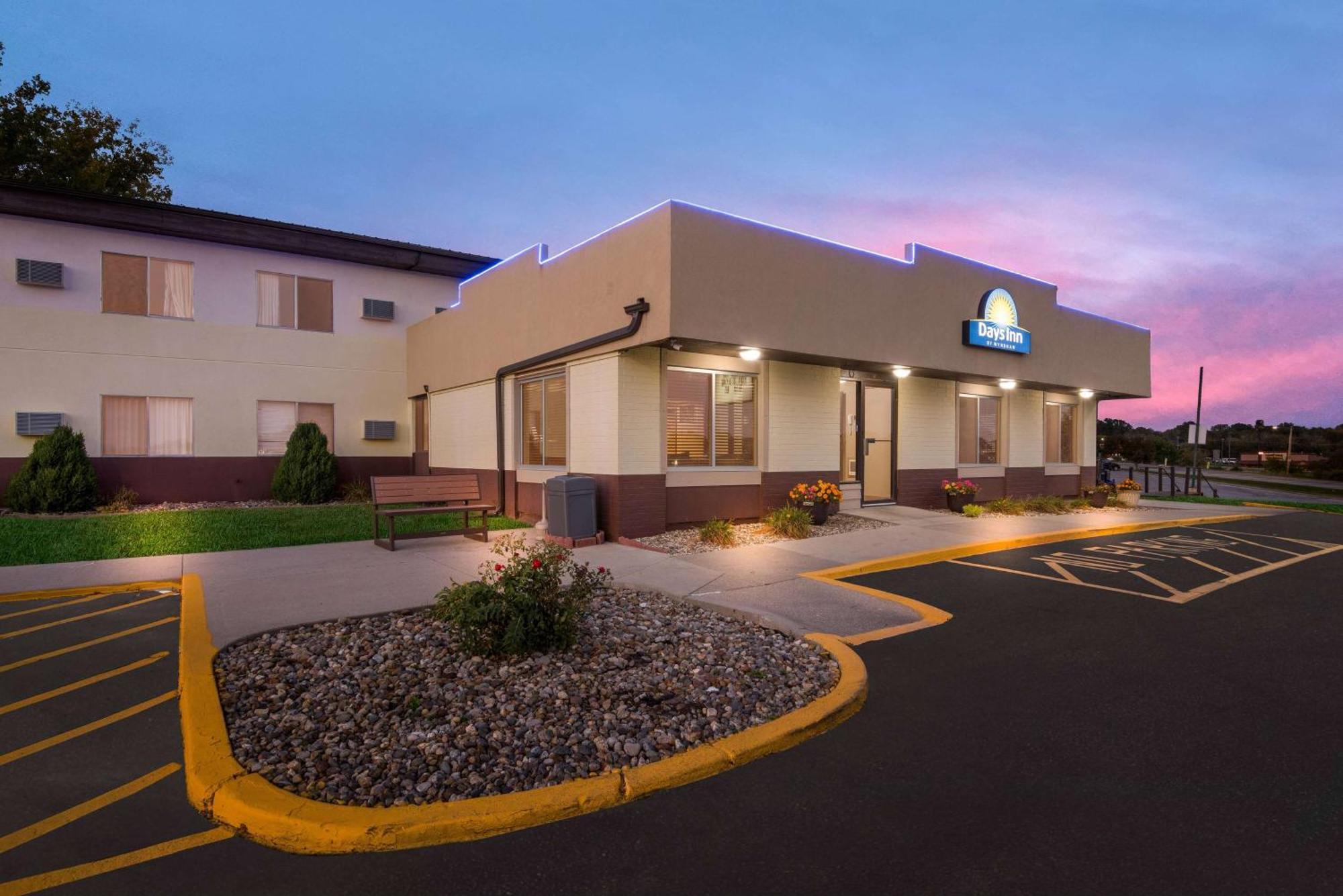 Days Inn By Wyndham Ньютон Экстерьер фото