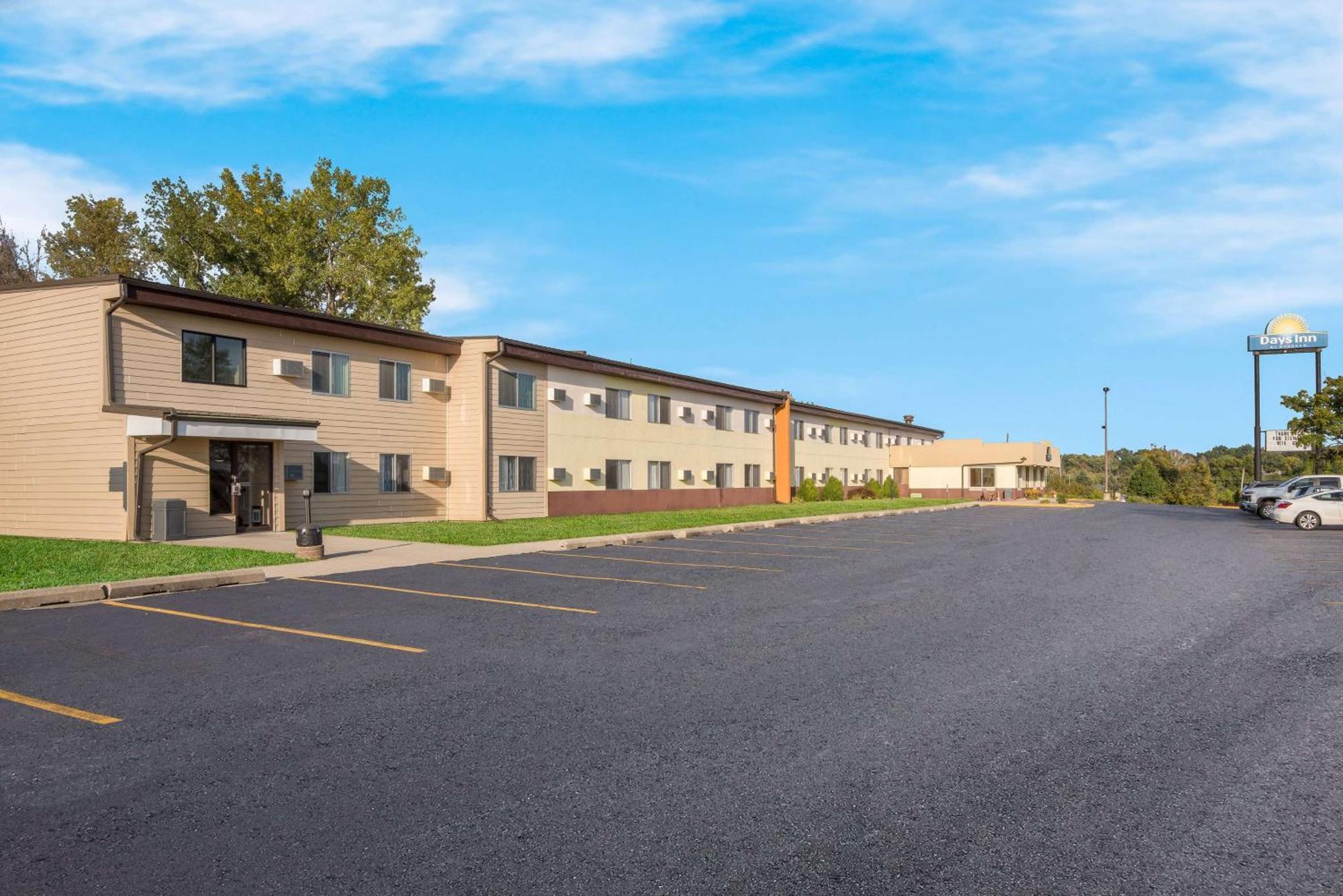 Days Inn By Wyndham Ньютон Экстерьер фото