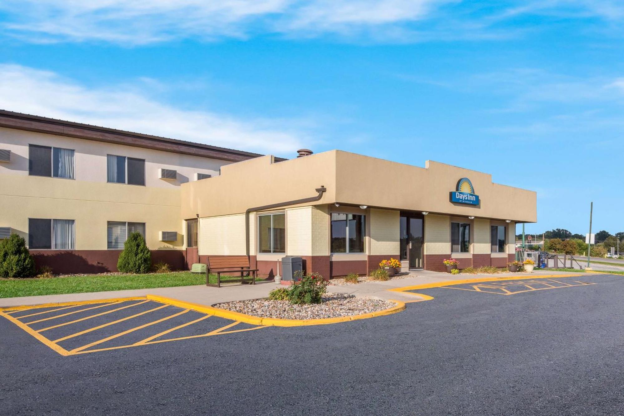 Days Inn By Wyndham Ньютон Экстерьер фото